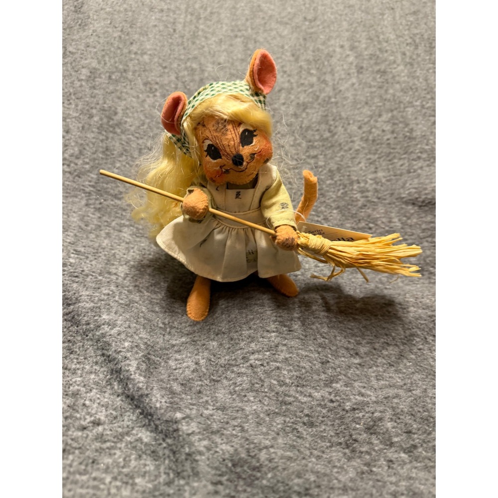 Annalee 2002 Storybook Mice Cinderella Macy's Exclusive Felt Mouse Doll w/ Broom